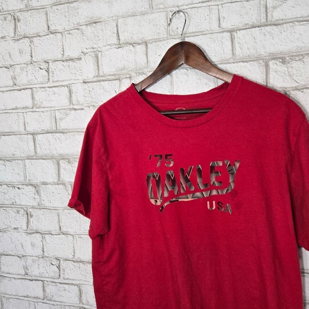 Oakley red short‎ sleeve graphic tee - Picture 2 of 14